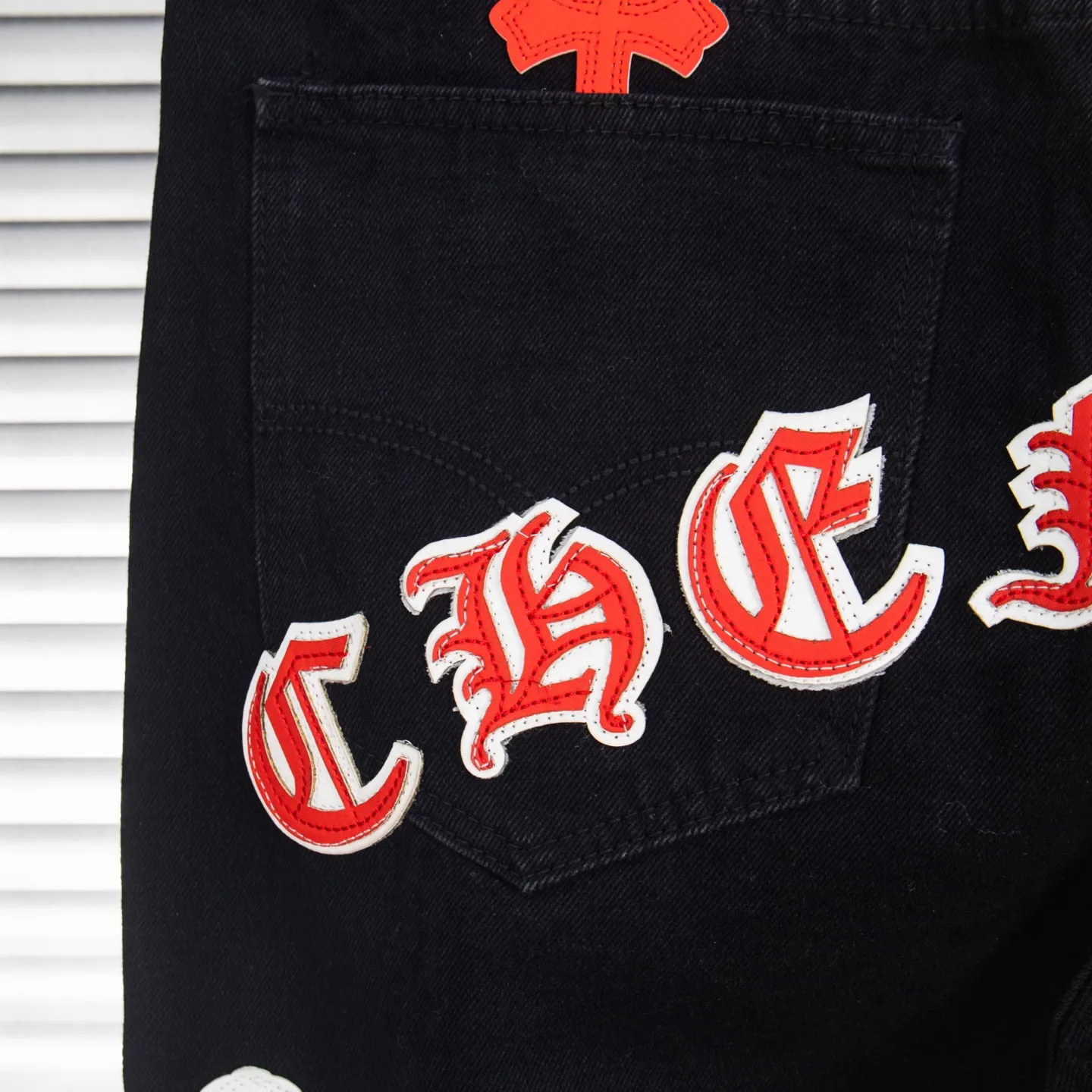 P260 Chrome Hearts Black Pants Sanskrit Red and White Patch Leather Jeans CH jeans need to be washed before being dismantled and then hand-stitched with sheepskin cross leather and then spliced ​​together. The whole piece has too many craftsmanship to explain. The patches are decorated with cross patterns and the high-waisted washed jeans! ! Absolutely high-end luxury products, god-level single products and super popular products, made with top heavy industry, a must-see magic weapon. Customized hardware. The fabric is thick and soft after washing. It has good breathability. Customized small leather label. Unique design. The details are simple and elegant, and the workmanship is exquisite. The entire trousers are neatly routed and the details are in place! It’s so cool that both men and women can easily control the genderless trend! Style number: 1872# Color: black Size: 28 30 32 34
